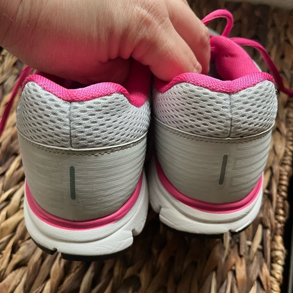 Like New Nike Youth Athletic Shoes in Gray and Pink Size 5.5 EUC Gym - Picture 3 of 7